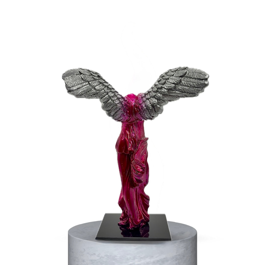 LA VITTORIA ALATA - MAGENTA EFFETTO CROMO CON ALI ARGENTO E BASE IN VETRO NERO
