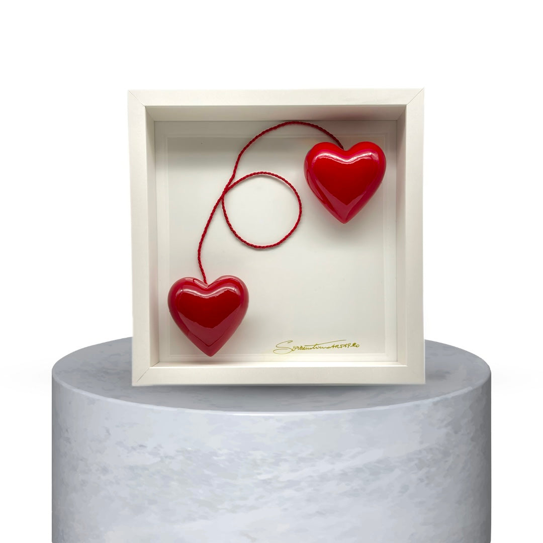 QUADRO BIANCO CUORI ROSSI CON FILO
