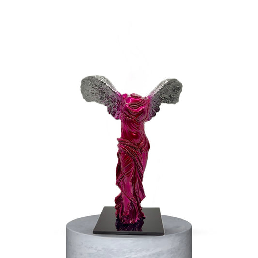 LA VITTORIA ALATA - MAGENTA EFFETTO CROMO CON ALI ARGENTO E BASE IN VETRO NERO