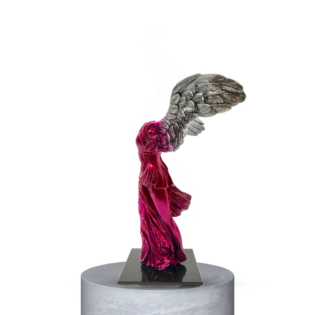 LA VITTORIA ALATA - MAGENTA EFFETTO CROMO CON ALI ARGENTO E BASE IN VETRO NERO